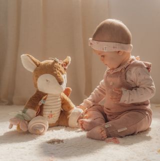 Dvě nové kolekce od značky Little Dutch a rovnou s -15% slevou 🦊🤍🧚🏻‍♀️ Ty nejkrásnější dřevěné a plyšové hračky...